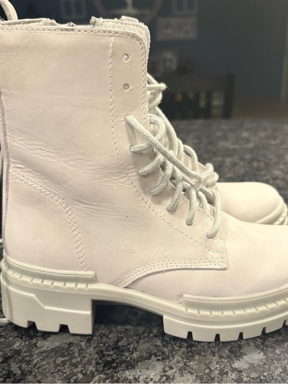 Steve Madden Off White 100% Leather Ankle Boot with Silver Zip